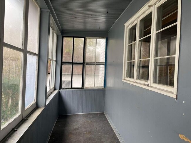 Building Photo - 2 Bedroom | 1 Bathroom | $1,150