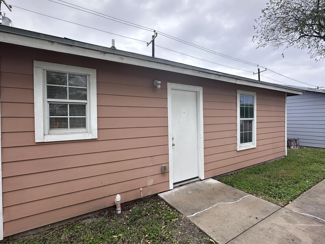 120 Lowell St Unit 4, Corpus Christi, TX 78401 Room for Rent in Corpus Christi, TX