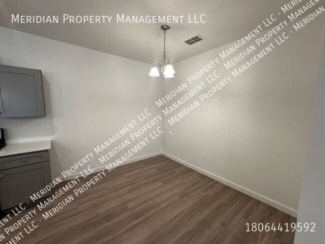 Foto del edificio - Three bed Three bath