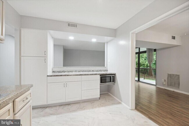 Foto del edificio - 1635 Parkcrest Cir