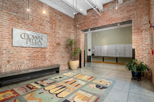 Building Photo - Gorgeous loft in a converted window factor...