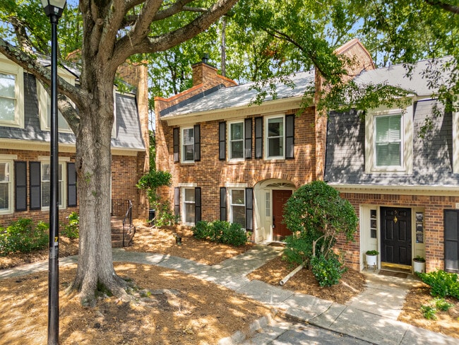 End-unit townhouse - 6 Pendleton Pl NE
