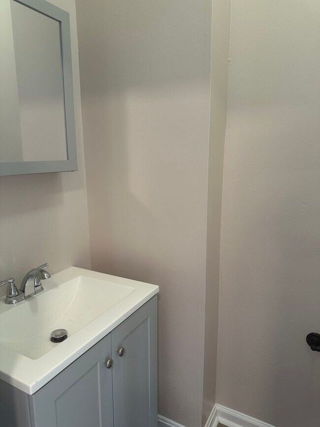 Foto del edificio - Spacious Home! Finished Basement! W/D! Front Porch & Backyard w/Deck! Available Now!