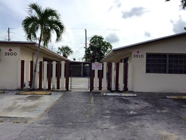 Building Photo - 3900-3910 SW 51st St