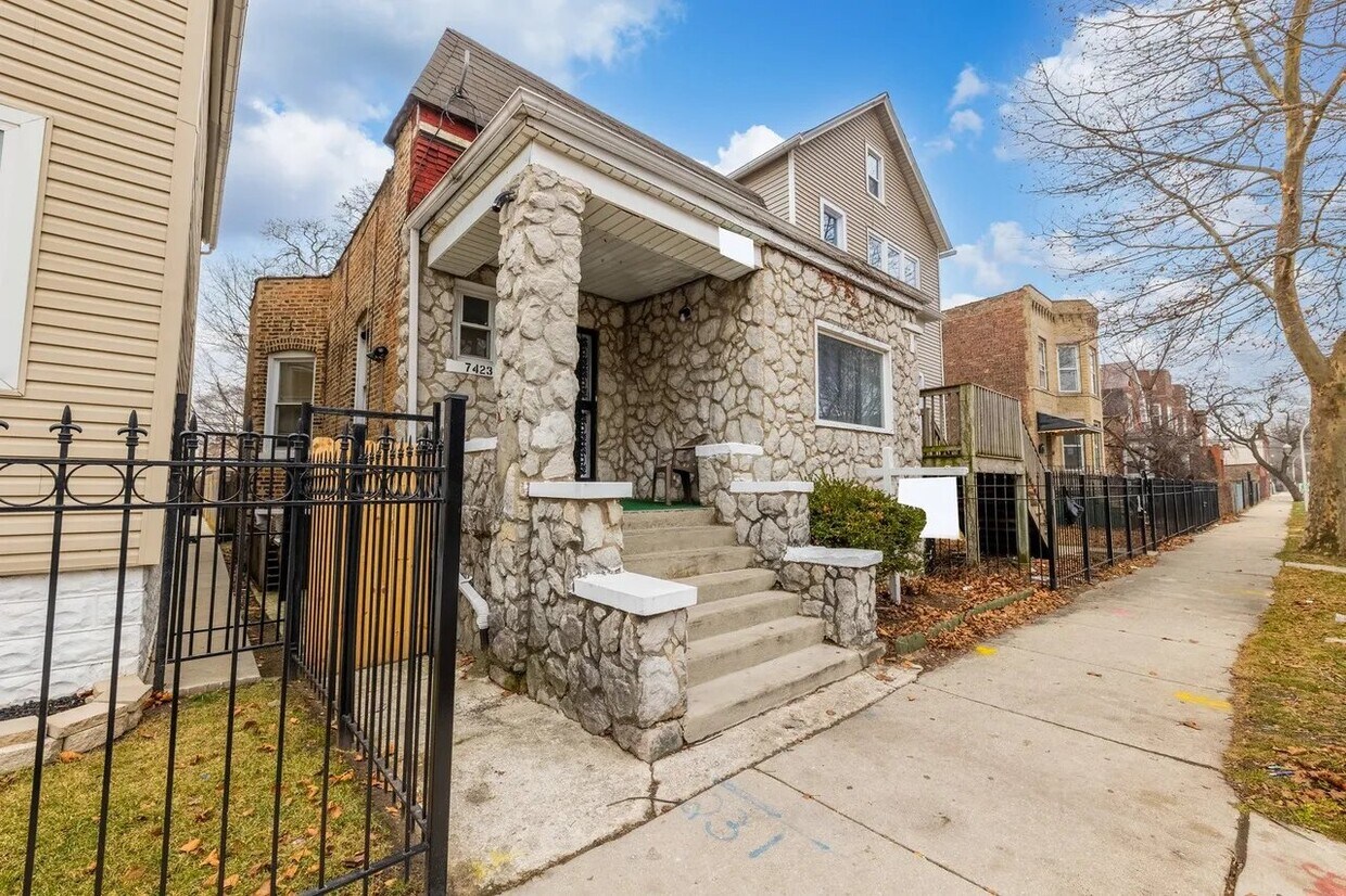 Photo - 7423 S St Lawrence Ave (Chicago, IL)