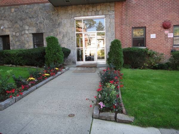 Foto del edificio - 220 Fisher Ave