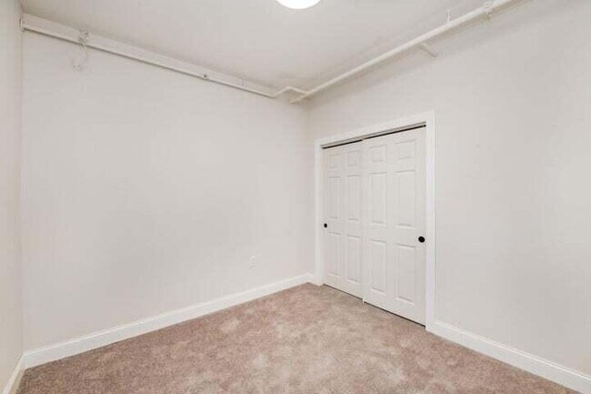Foto del edificio - 2577 N Downer Ave