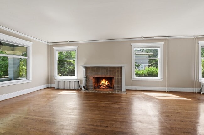 Building Photo - 5Bd/2.5Ba Everett Home