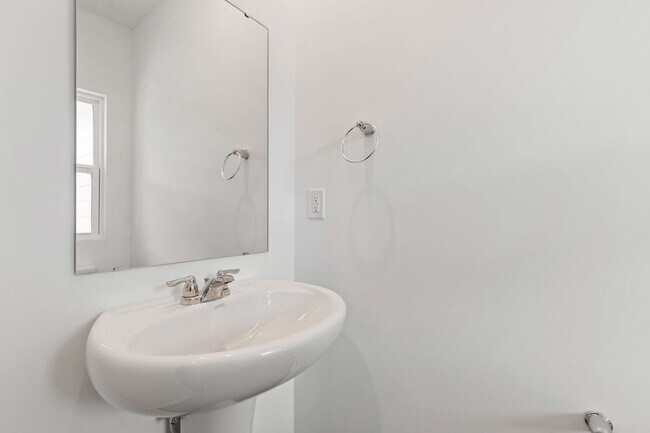 Foto del edificio - Modern 3-Bedroom Townhome Near Downtown Du...
