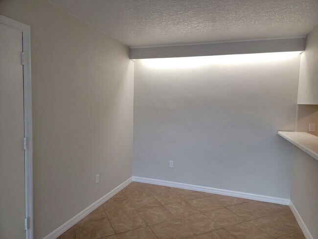 Building Photo - Condo 1 bedroom 1 bath