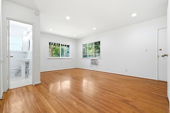 Building Photo - 14531 Dickens St