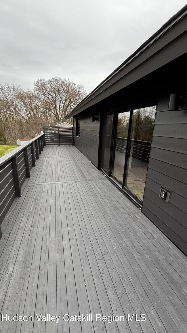 Building Photo - 13 Regal Rd