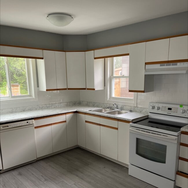 Building Photo - 2 Bed / 1 Bath Detached Home – $1,899 + Ut...