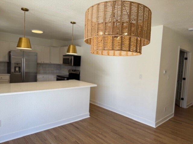 Foto del edificio - Modern finishes, spacious living, huge fenced backyard