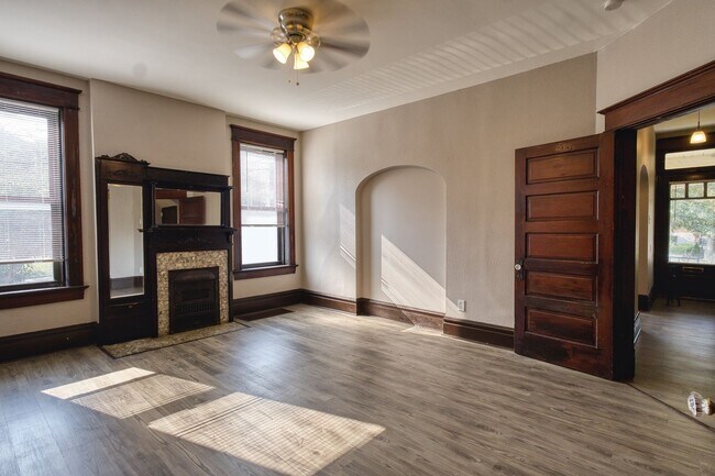 Foto del edificio - Charming 2-Bedroom South City Apartment with Historic Character