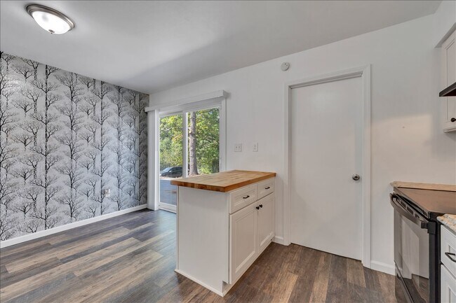 Foto del edificio - 1802 Edmund Ave NE