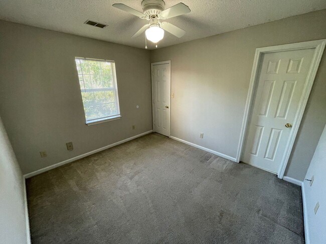 Foto del edificio - AVAILABLE JULY 15TH 2025! 1/2 OFF SECURITY...