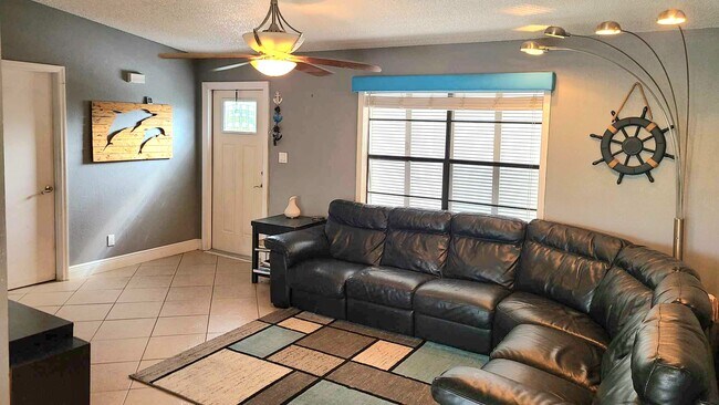 Foto del edificio - 27147 Dolphin Rd