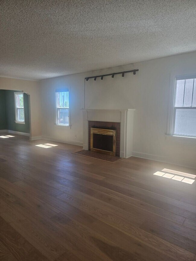 Foto del edificio - 4 bd 2 ba