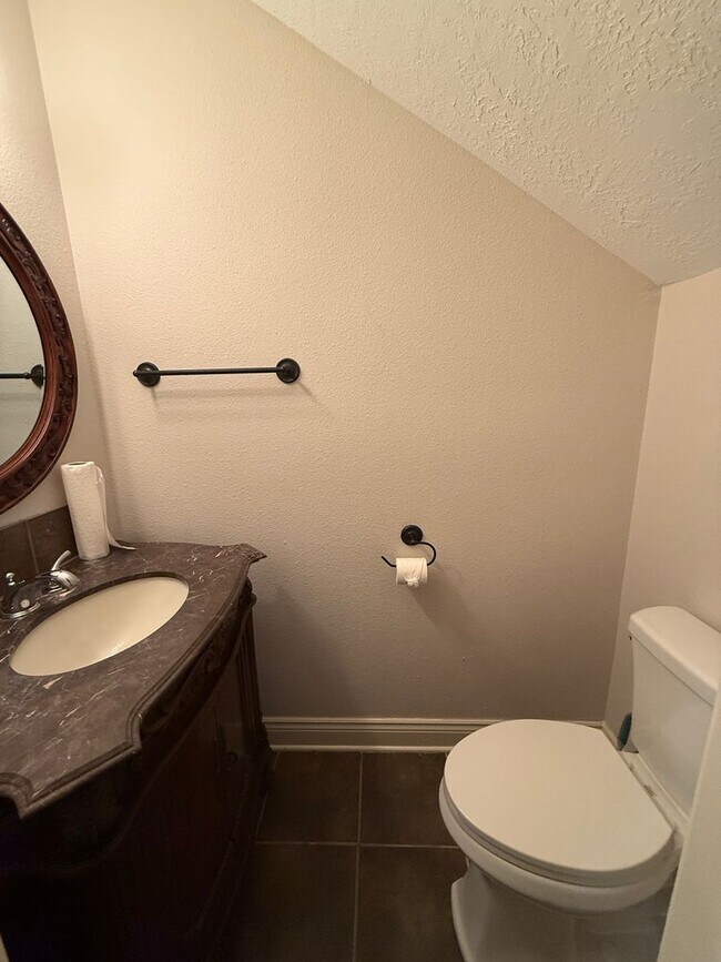 Building Photo - Townhouse For Rent Near MSU