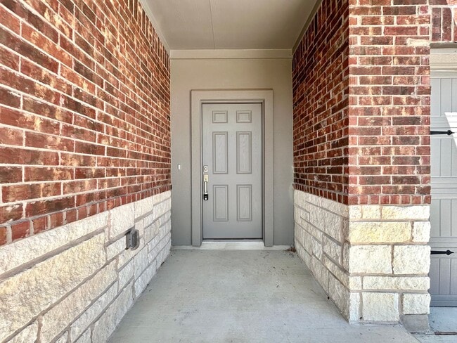 Building Photo - Large 5/BR 3/BA Home – Perfect for Comfort...