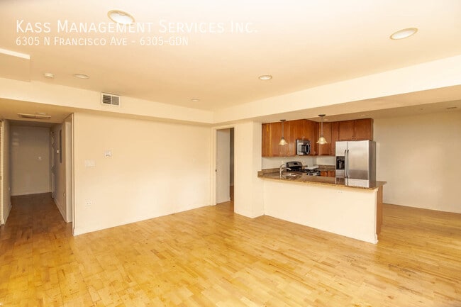 Building Photo - Beautiful 2bd/2bth in West Ridge, SS Appli...
