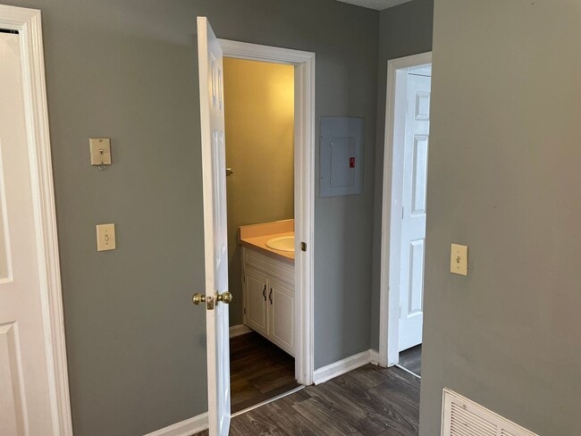 Building Photo - 2BR Cozy Townhome, Water and Trash Included!