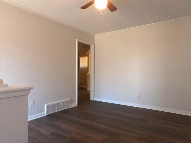 Building Photo - Newly Renovated home in Hickory Hills