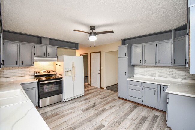 Building Photo - Charming Top-Floor 3-Bedroom Unit Near 18t...