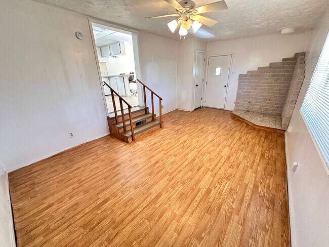Building Photo - 3 Bedroom 2 Bathroom w/ Covered Parking and Large Shed