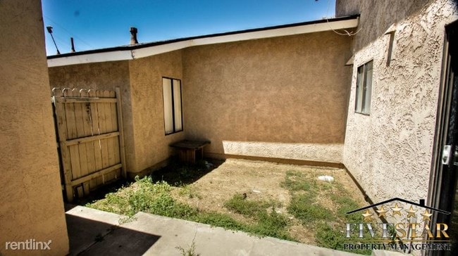 Building Photo - 201 Jardin Ct
