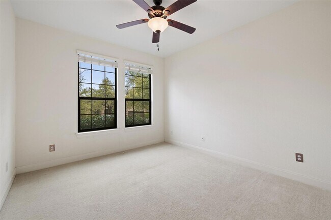 Foto del edificio - 107 Breakaway Rd