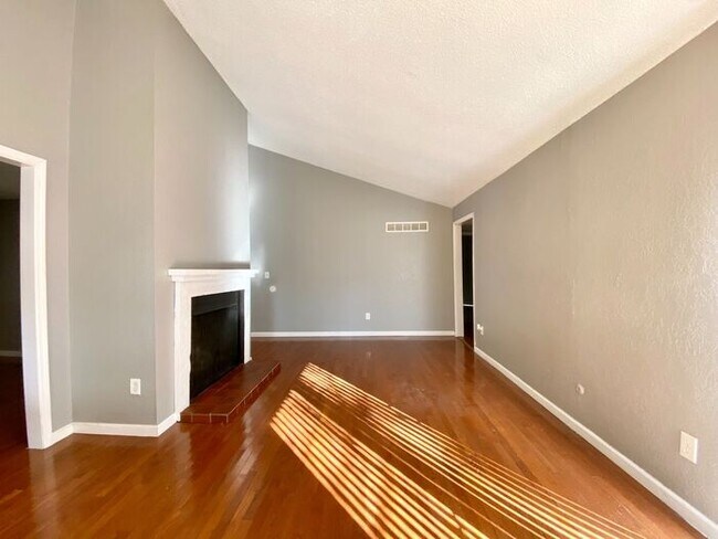 Building Photo - Adorable 2 Bedroom, 2 Bathroom Duplex in S...