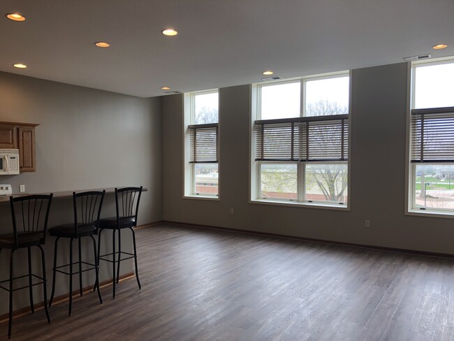 Living And Dining Room - 825 Broad St