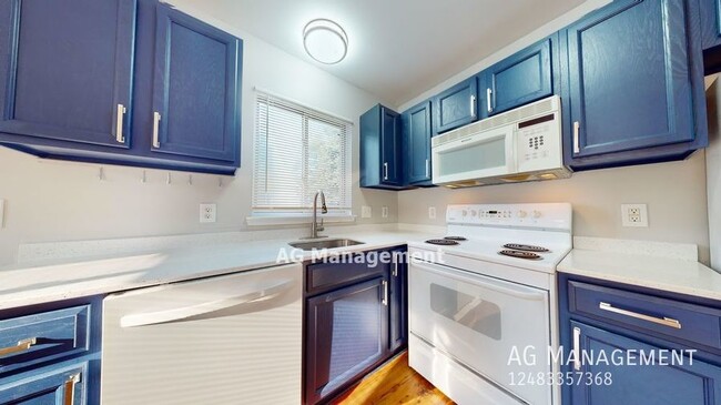 Foto del edificio - 18530 E 14 Mile Rd #1 - Gorgeous 2Bed/1Bat...