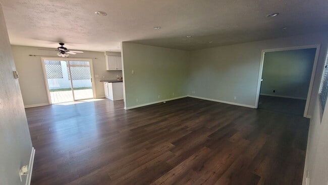 Building Photo - Family Home in Desirable Neighborhood!
