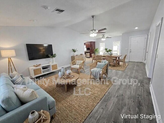 Foto del edificio - 10449 Mayflower Rd