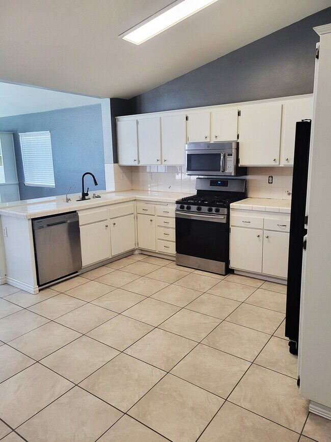Building Photo - 45414 Clubhouse Dr