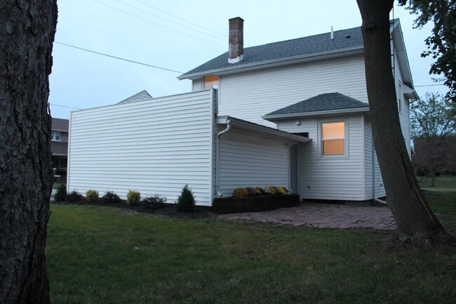 Building Photo - 819 E College Ave
