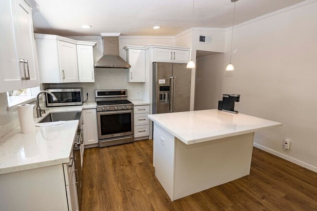 Foto del edificio - Beautifully updated 3/2 home in desirable Pomderosa Park- Sunnyvale