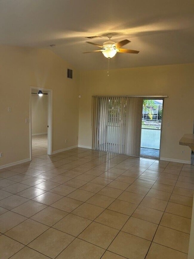 Foto del edificio - 619 SW 28th St