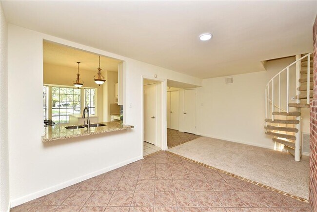 Building Photo - 2035 Shorewood Ln