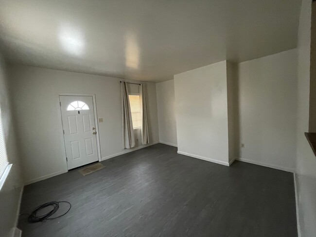 Building Photo - Available NOW-Two Bedroom, One Bath DUPLEX!