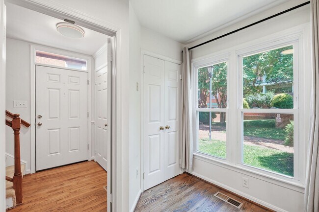 Foto del edificio - 541 Colecroft Ct