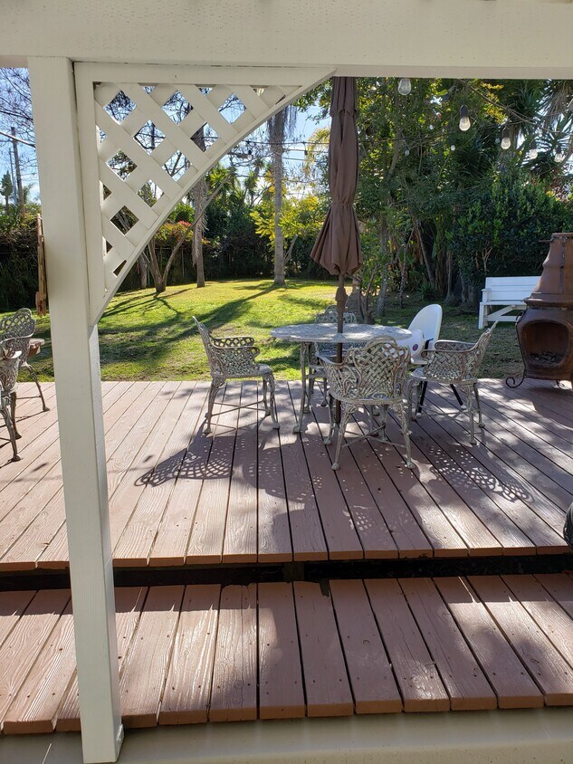 Front deck and awesome yard - 605 Hymettus Ave