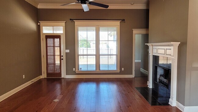 Foto del edificio - Spacious 3 bedroom plus office in Springla...