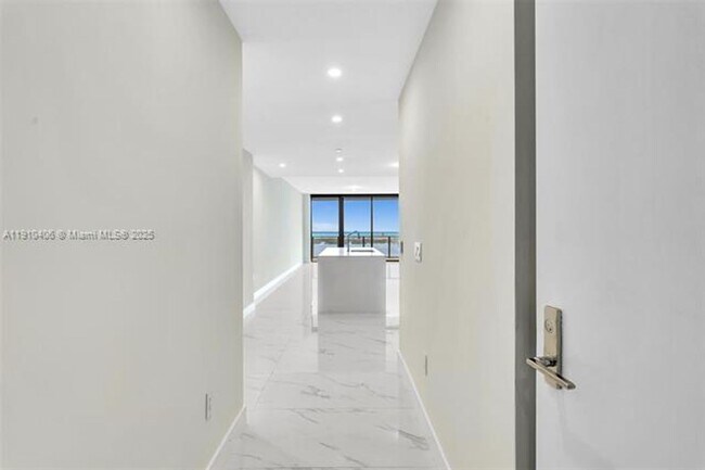 Foto del edificio - 700 NE 24th St