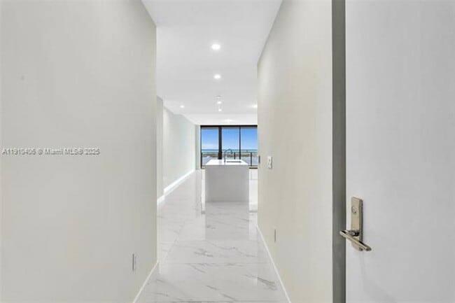 Building Photo - 700 NE 24th St