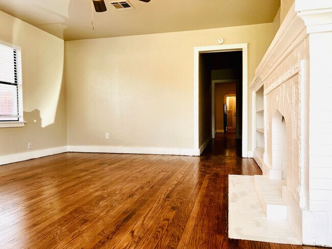 Foto del edificio - Charming 2BD 1BA Duplex in Crestwood!!