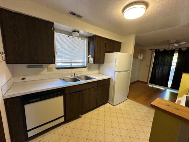 Building Photo - Clean 3 Bedroom Home With A One Car Garage...